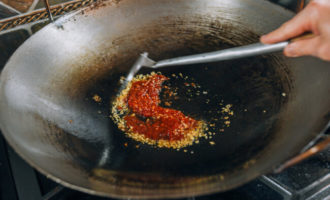 добавляем соус чили