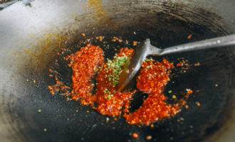 добавляем кинзу и вино