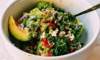 готовим ингредиенты для соуса гуакамоле