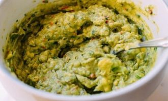 смешиваем соус гуакамоле