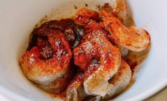 обваливаем креветки в специях