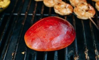 обжариваем креветки и манго на гриле