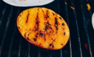 обжариваем манго на гриле