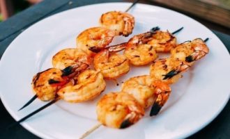 готовый креветки на гриле