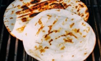 обжариваем тортильи