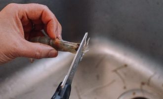 обрезаем кончик хвоста креветки