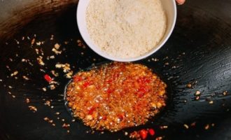 добавляем сухари