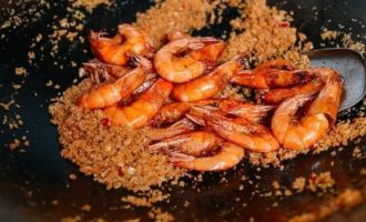 жарим креветки в сухарях