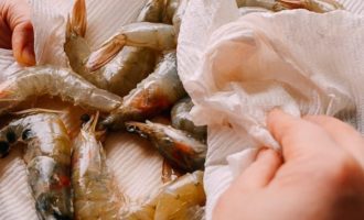 сушим креветки полотенцем