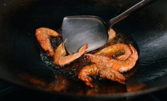 обжариваем креветки в первый раз