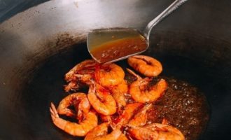 обжариваем креветки второй раз