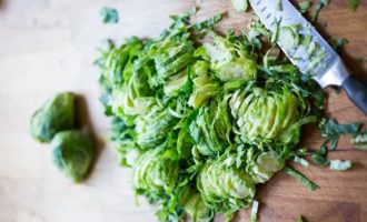 режем брюссельскую капусту