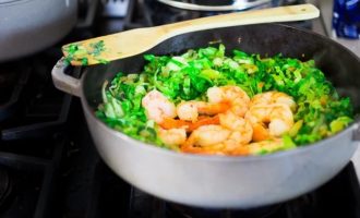 жарим креветки с капустой