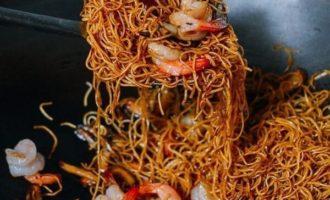 перемешиваем лапшу с соусом