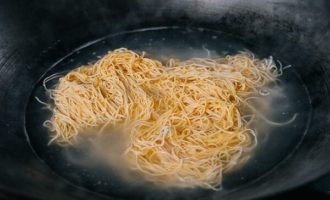 отвариваем лапшу