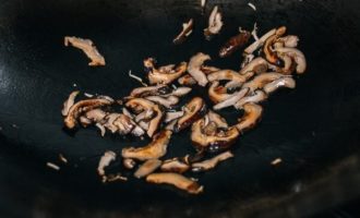 обжариваем грибы