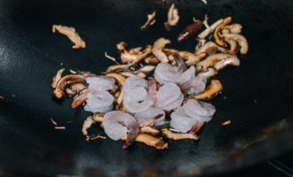 добавляем креветки