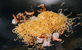 добавляем лапшу