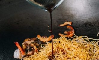 добавляем соус