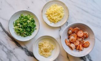ингредиенты для жареных креветок с рисом