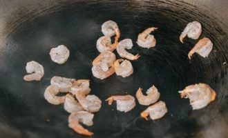 обжарвиаем креветки