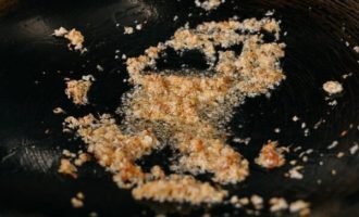 добавляем имбирь и чеснок