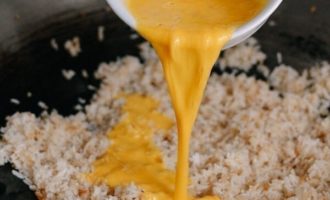 добавляем яйца