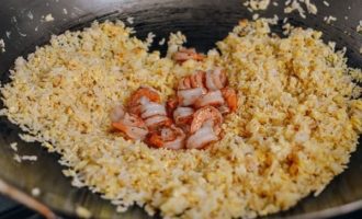 добавляем креветки