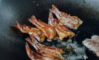 обжариваем креветку со второй стороны