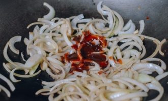 добавляем соус