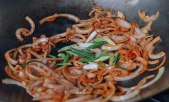 добавляем зеленый лук