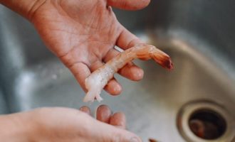 чистка креветок