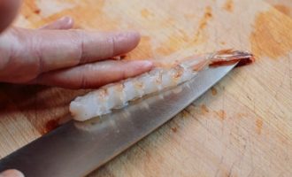 разрезаем креветку