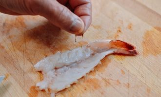 удаляем кишки креветок