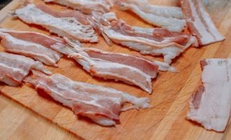 выкладываем бекон сверху креветок