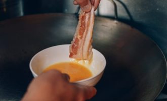 макаем креветку в яйцо