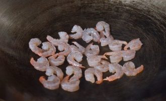 обжариваем креветки