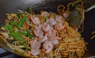 добавляем креветки