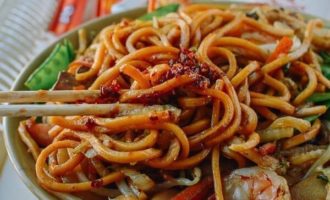 готовая паста с креветками и овощами