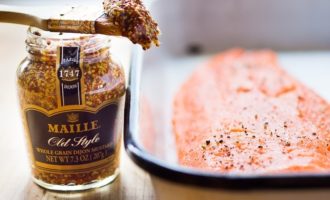 обмазываем лосося масло и приправляем