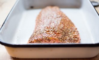 обмазываем лосося горчицей