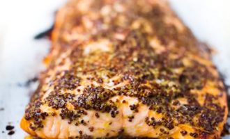 готовый запеченный лосось с горчицей