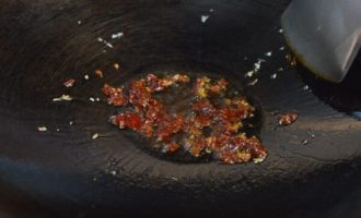 добавляем пасту и чеснок