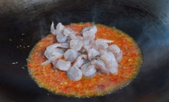 добавляем креветки