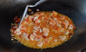 добавляем уксус и соусы