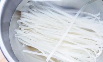 замачиваем рисовую лапшу