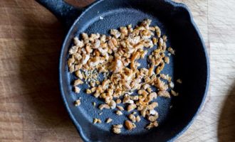 обжариваем сушеные креветки