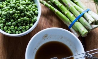 смешиваем уксус, соус и сахар