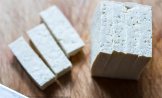 нарезаем тофу