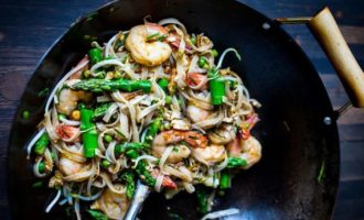 добавляем креветки и зелень